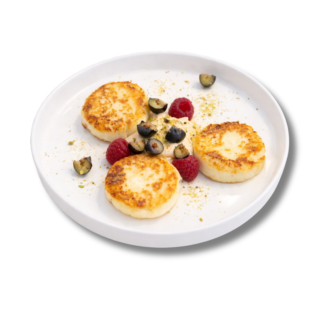 Сырники с ягодами и кремом из сгущенки